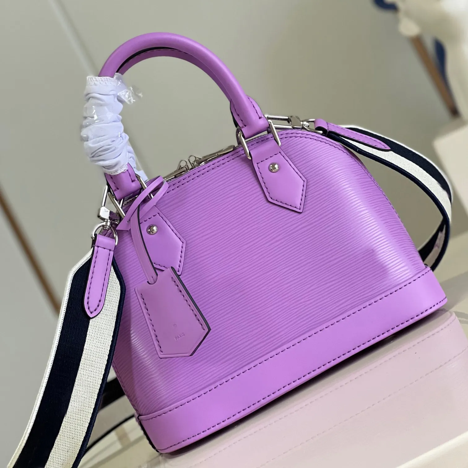 Imitation handbags sales