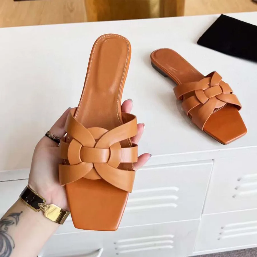 Lyxdesigners tofflor dam sandaler rutschkanor vid vattnet brunt läder sandal damskor dammpåse