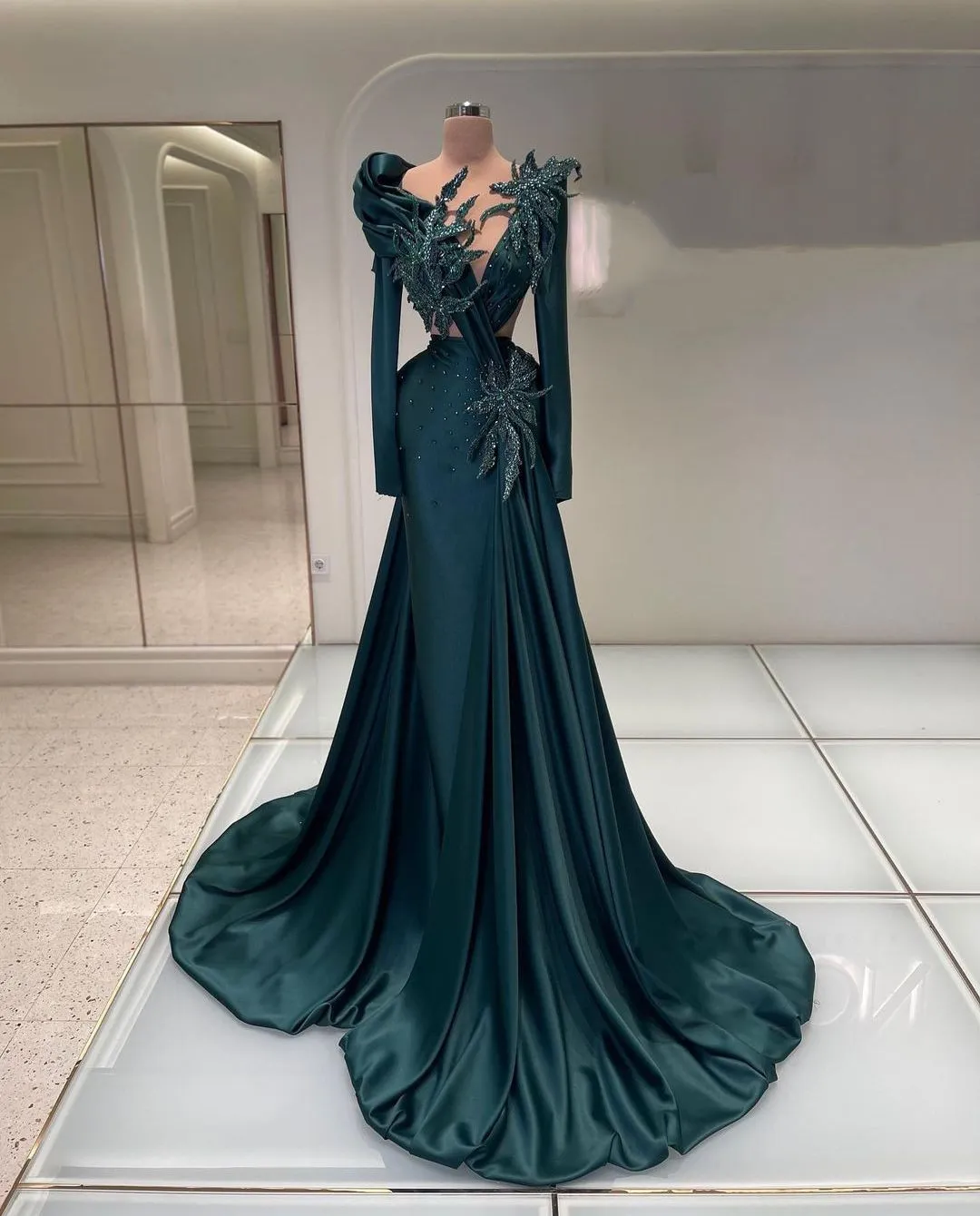 Vert foncé Sirène Robes De Bal Manches Longues Col En V Appliques Paillettes Étage Longueur Satin 3D Dentelle Fleurs Robe De Soirée Perlée Robes De Mariée Plus La Taille Sur Mesure