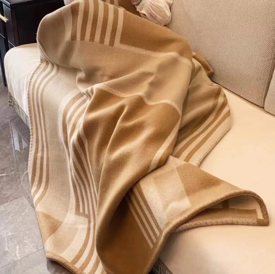 TOP QUAILTY Wool Brown Camel Wool H Blanket Designer Winter 1500g Cushions Matching Blanket Same as Shop Thick Home Sofa Good Quailty have dust bag