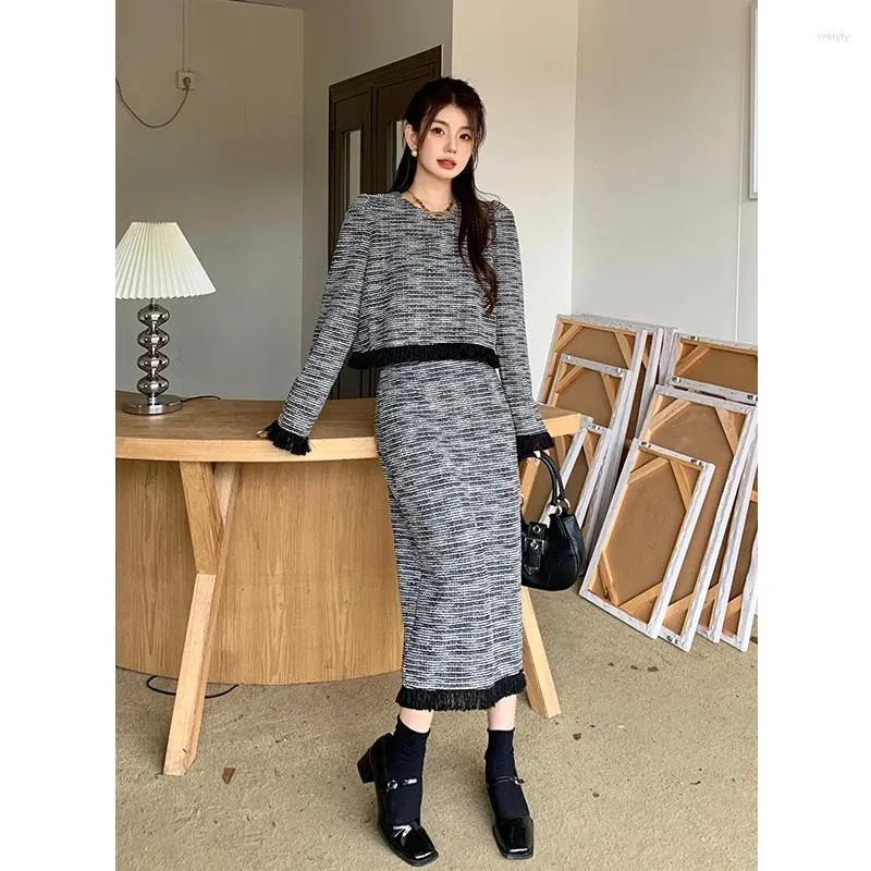 Ensemble deux pièces assorti pour femmes, tenue de travail, mode coréenne, haut court tricoté, taille haute, jupe longue slim, 2023