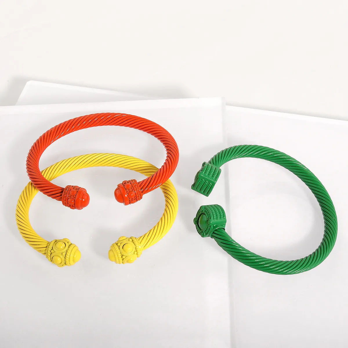 Moderiktigt färgglatt emaljarmband med kabeltråd för kvinnliga designersmycken_voghion.com