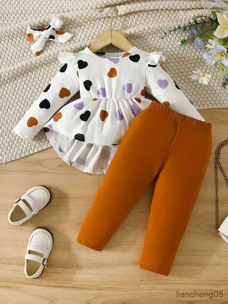 Kleidungssets Mode Baby süßes Herz bedrucktes Langarmshirt und einfarbige Hose Kopftuch Babykleidung Frühling und Herbst