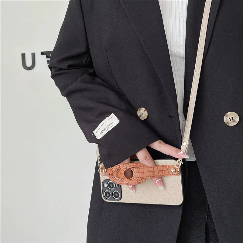 Crossbody Chain Wristband Vogue Phone Case pour iPhone 14 13 12 11 Pro Max Longe Réglable Durable Litchi Grain Cuir Couverture Arrière Antichoc