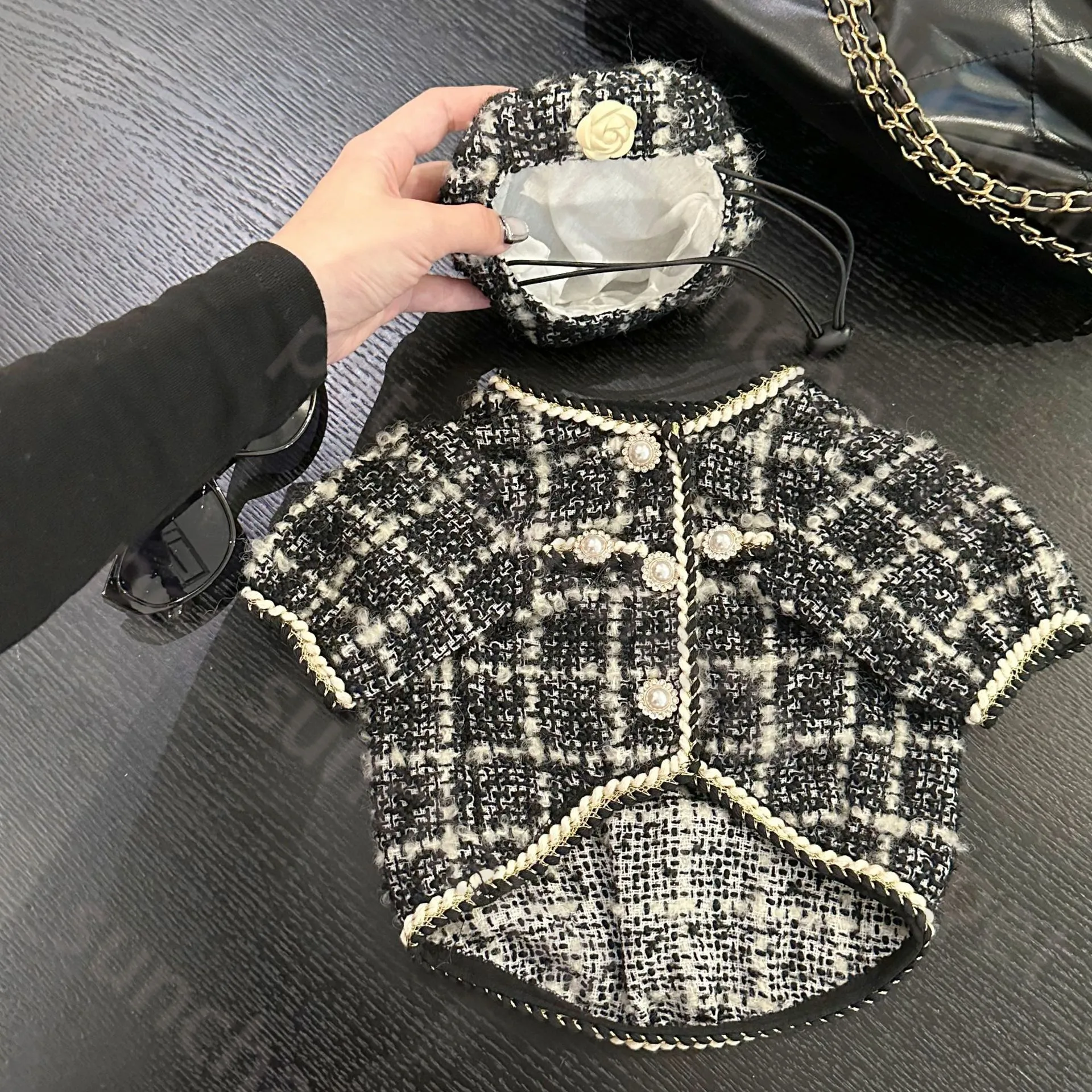 Luxe honden trui jas cap mode warme gebreide kleding schnauzer bichon corgi teddy gouden gesp haar ornamenten