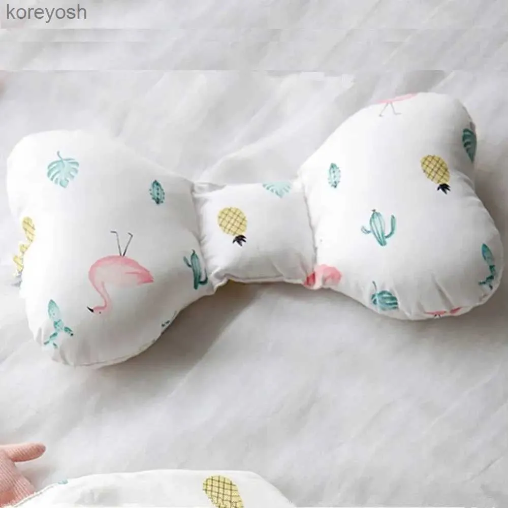 Kuddar Baby Pillow Butterfly Form Neck Support Head Cushion för barnvagn Mesh Cotton Cartoon Breatble Car Head Protector Pillowl231117
