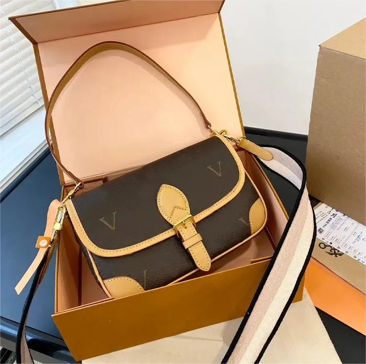 Designers woman crossbody bag messenger Baguette handbags embroidered letter shoulder purses double strap underarm hobo with box