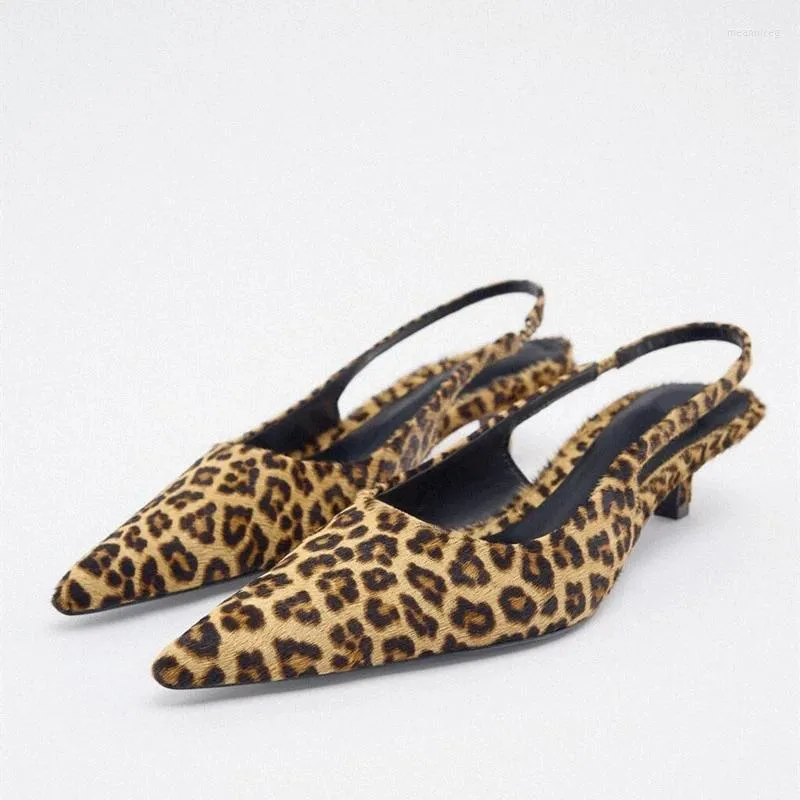 Sandaler Traf 2023 Animaltryck klackar för kvinnor pekade tå leopardklackade slingback pumpar kvinna retro damer casual pump skor