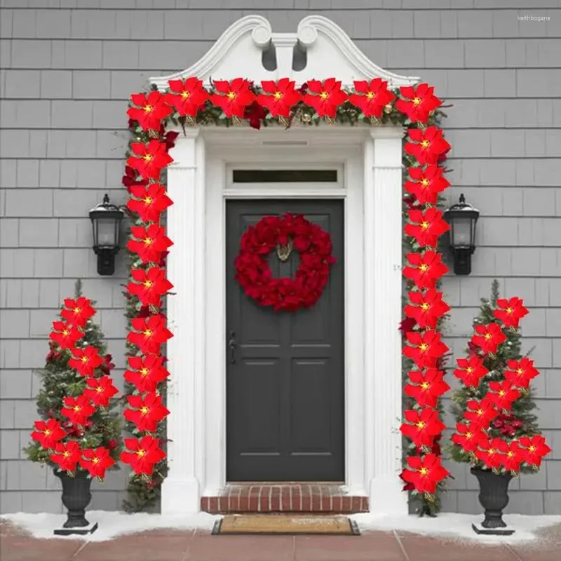 Snaren Kerstboomversieringen op batterijen Levensechte Poinsettia-lichtslingers met rode bessen en hulstbladeren Decor van het vakantiehuis