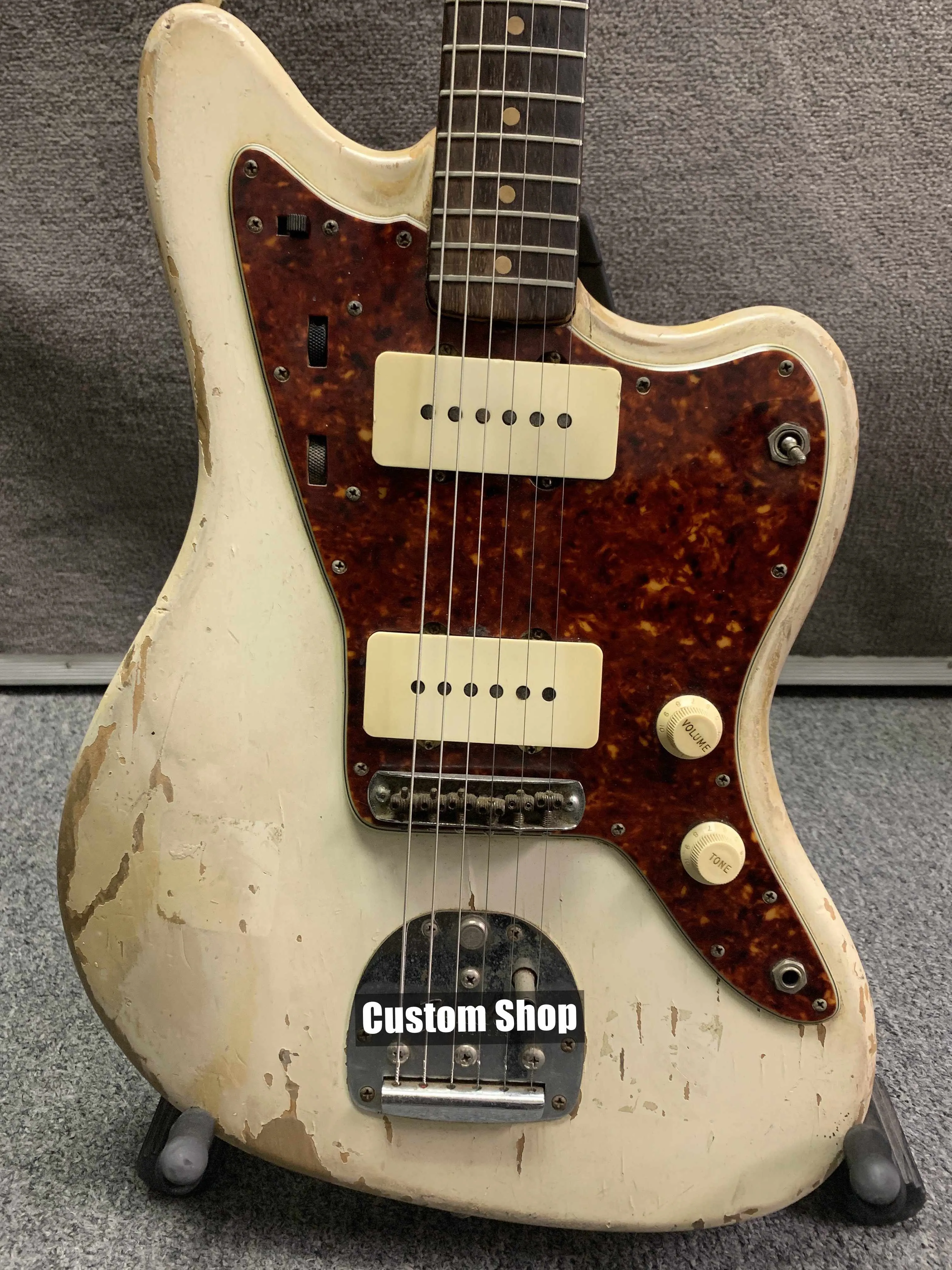 Relic '62 Jazzmaster Jaguar Vintage Cream Guitare électrique Wide Lollar Pickups, Peinture laque nitrocellulose, Pickguard Red Pearl, Chevalet Tremolo flottant