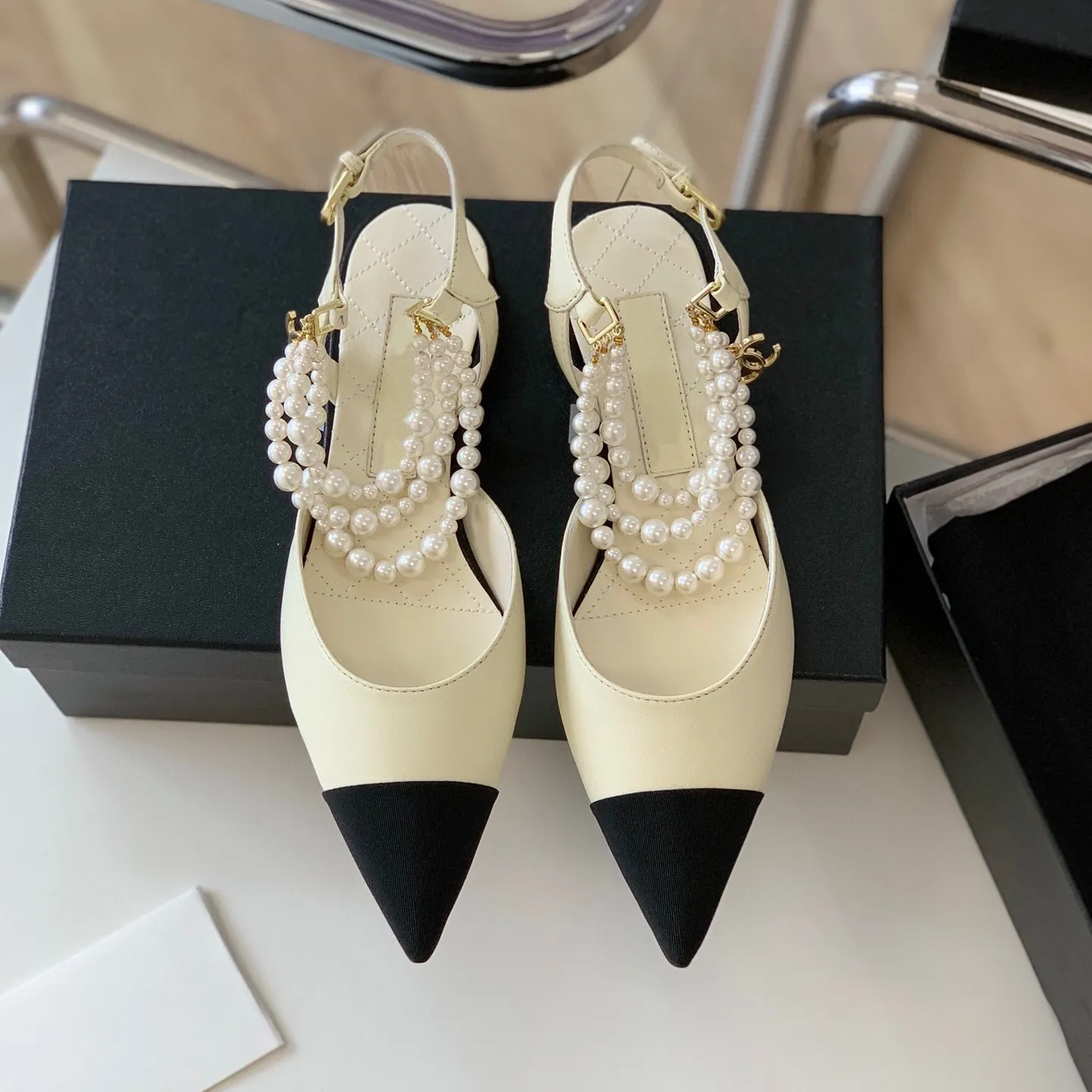 Sandalias de mujer recién llegadas, sandalias planas con punta abierta estilo hada con cadena de perlas y diseño de bloques de Color, novedad de 2024