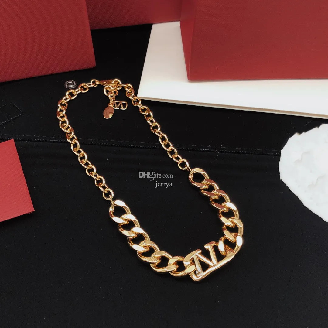 Kadın Marka Kolye Kolyeleri V Mektup Tasarımcısı İnci Moda Lüks Vloogo Zincir Kolye Metal Mücevherleri Kadın Trendi Kolyeler LKL