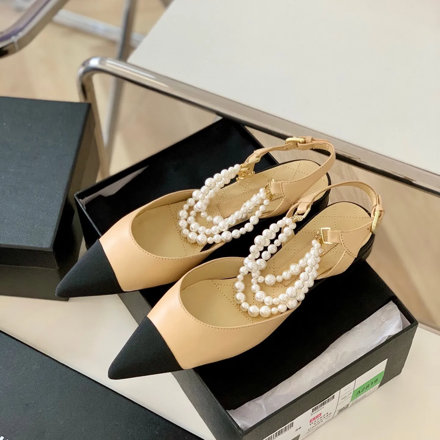 Sandalias de mujer recién llegadas, sandalias planas con punta abierta estilo hada con cadena de perlas y diseño de bloques de Color, novedad de 2024