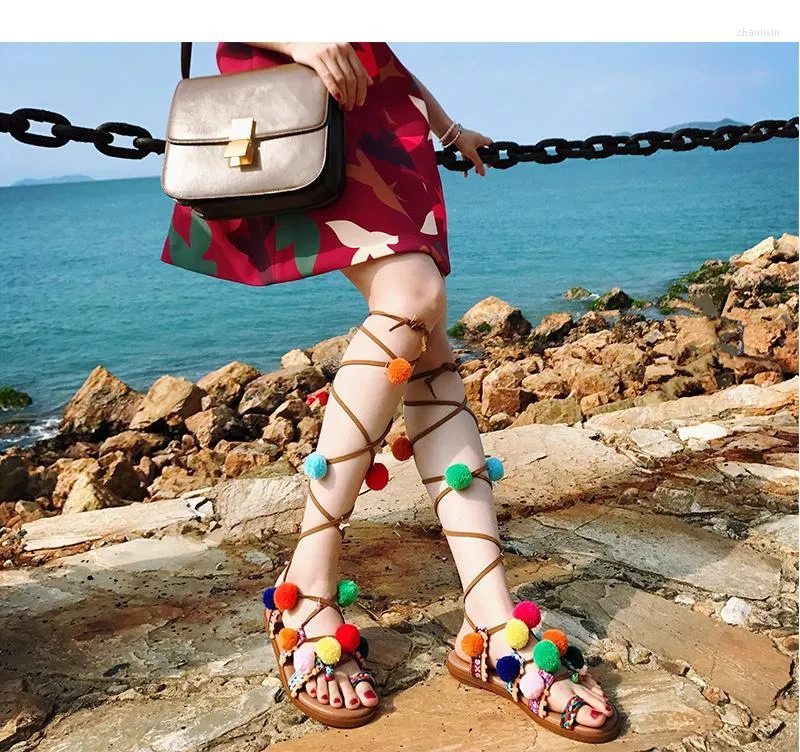 Sandals Brand Designer colorido Ball Fringe Pompon Style Thong Flip Flips Lace Up Tassels Gladiator Woman Summer Summer Casual Shoes