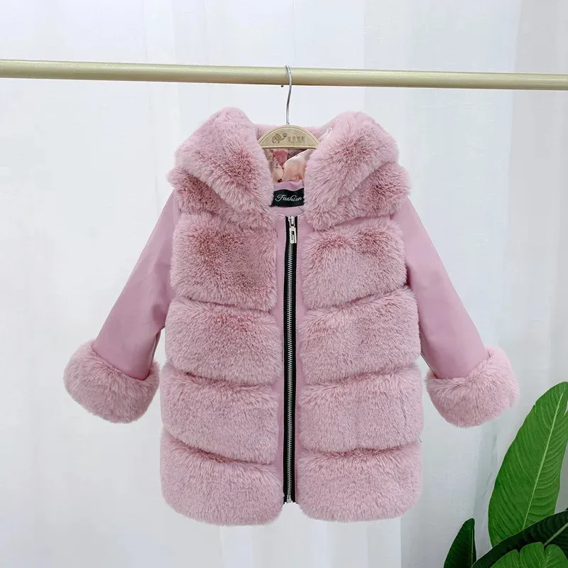 Coat 2023 Sonbahar Bebek Kız Kış Giysileri Pamuk Koreli UNISEX Tavşan Saç Kapşonlu Taklit Kürk Kısa Sıcak Düz Renk Basit 231107