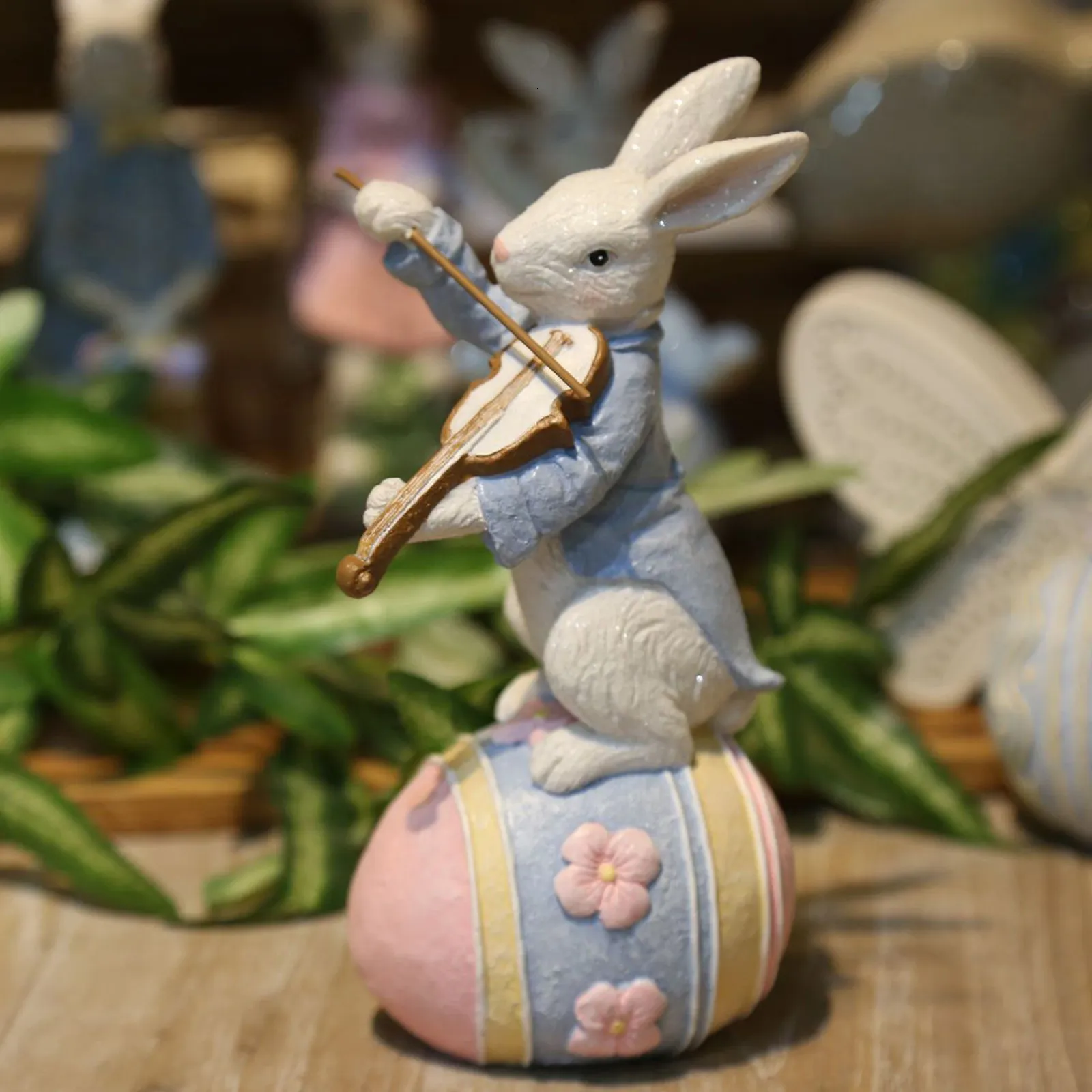 装飾的なオブジェクトの図形イースターバニーデコレーションかわいいミュージシャンのウサギの像はイースターエッグをホームオフィスパーティーに持ち込む230406