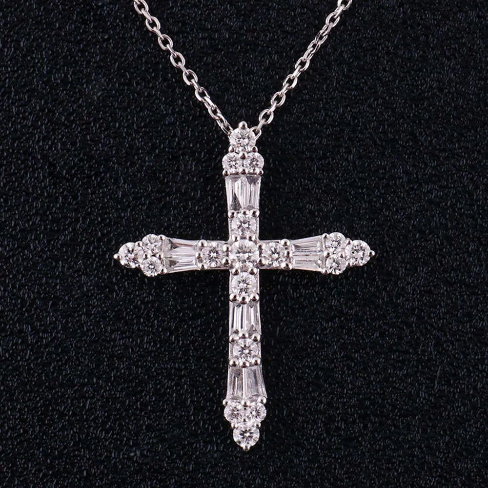Trendy ketting met diamanten eerste hanger in Jezus kruisvorm en echt gouden gecertificeerde sieraden