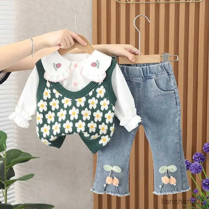 Kläderuppsättningar 2023 Autumn Style Baby Girl 3st kläder Set Flower Sweater Vest Långärmad lapeltröja Jeans Spädbarn Toddler Girl Suit R231107