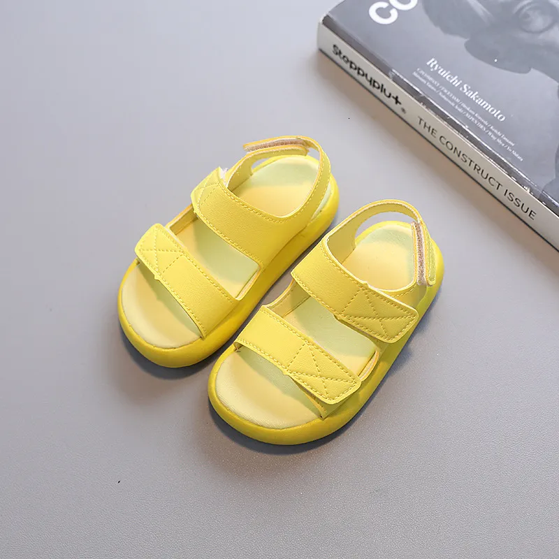 Eerste wandelaars zomer kinderen sandalen schattig pure kleur baby strandschoenen mooi geel open teen meisjes ademen op blote voeten jongens sandaal 230407