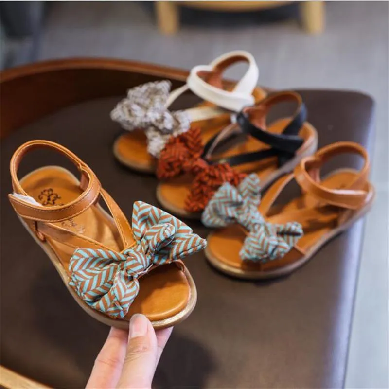 Sandali 2023 Summer Fashion Girl Bowknot Little Princess Scarpe da spiaggia casual leggere antiscivolo con fondo morbido