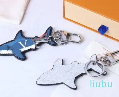 Porte-clés de dessin animé de luxe de luxe de mode, boucle en cuir véritable, pendentif de requin bleu, lettre pour hommes et femmes, ornements de sacs