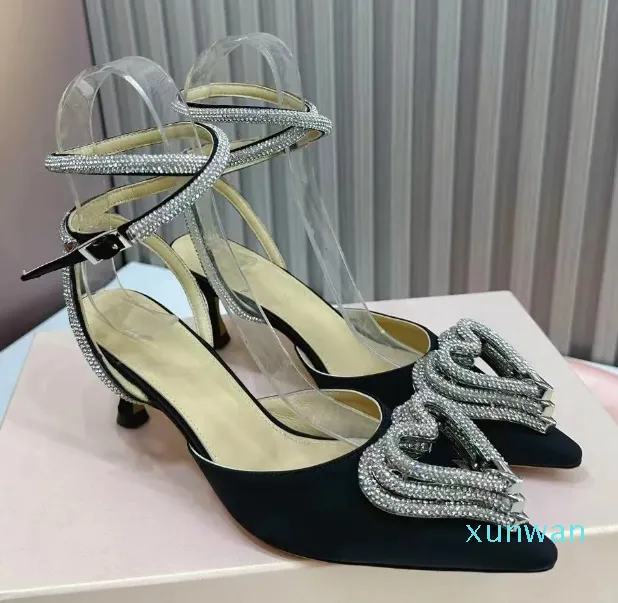 Scarpe eleganti da donna alla moda 6,5 cm Tacco alto Scarpe firmate di lusso Raso a forma di cuore Strass Decorativo Cinturino alla caviglia Fibbia Punta a punta Sandali da festa avvolgenti