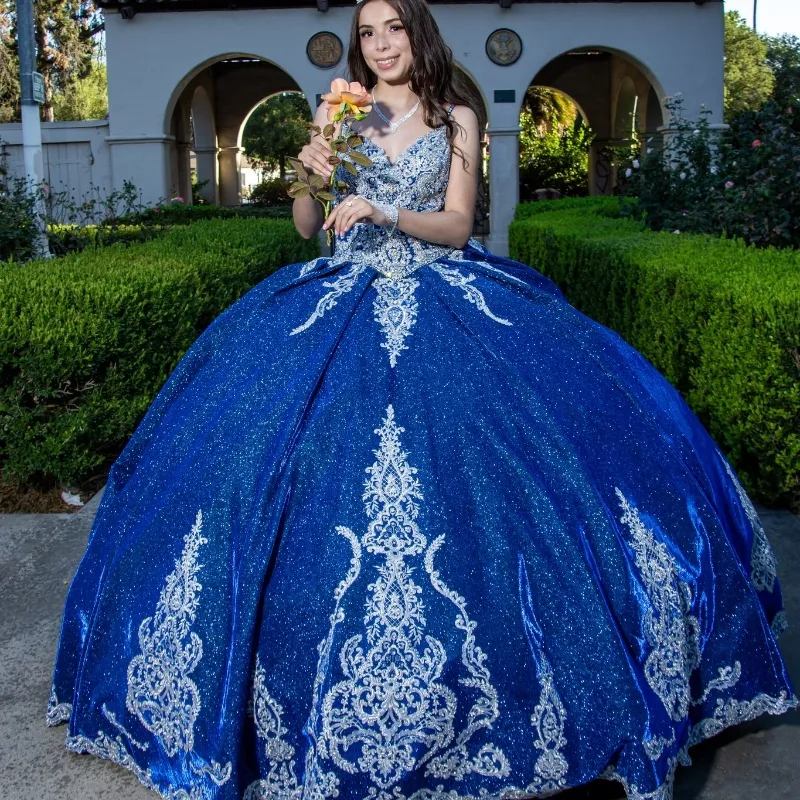 Blaue glänzende Quinceanera-Kleider, Ballkleid für 16-jährige Mädchen, mit Pailletten, Perlenapplikationen und Schleppe, Prinzessinnenkleid für 15 Jahre