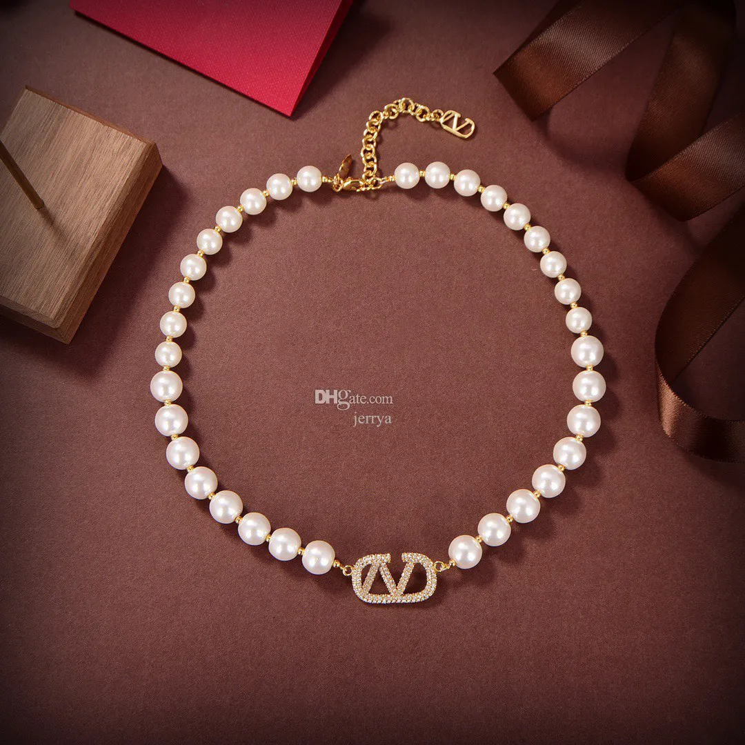 Женщина бренд подвесной ожерелья V Дизайнер письма Pearl Fashion Luxury Vlogo Metal Jewelry Hoop Женские ожерелья тренд jhj545