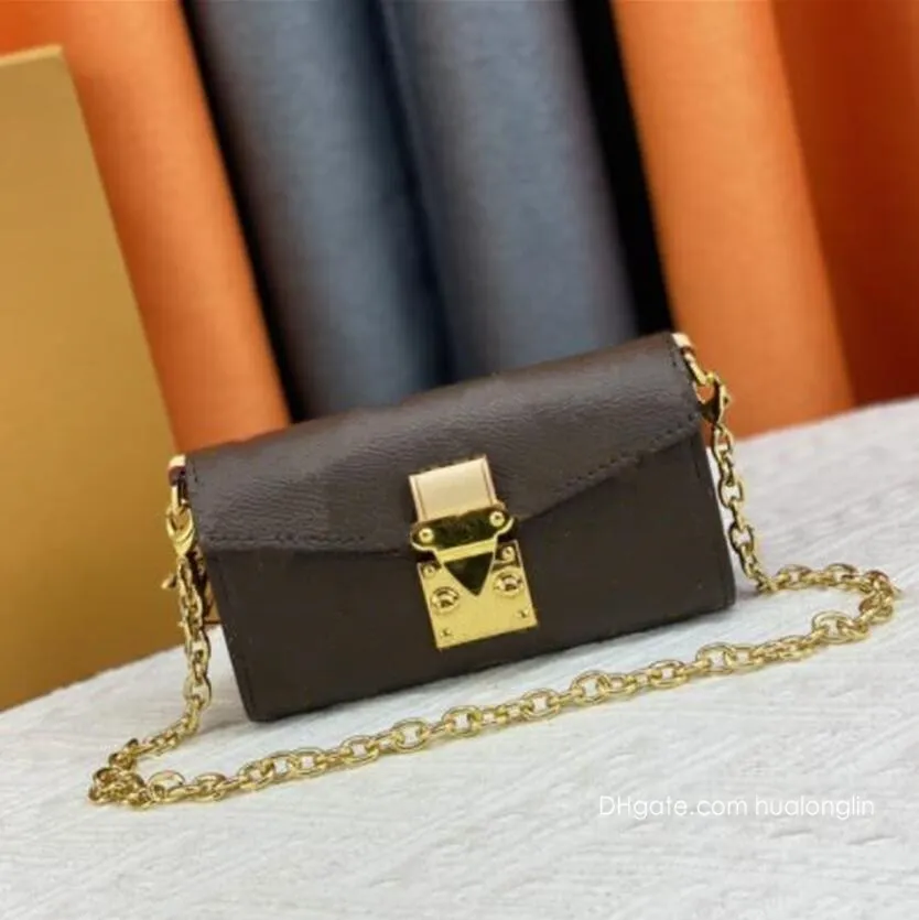 Designer kvinnor väska på handväska koppling lyxiga axelpåsar små handväska plånbok damer med kedjeblommor bokstäver