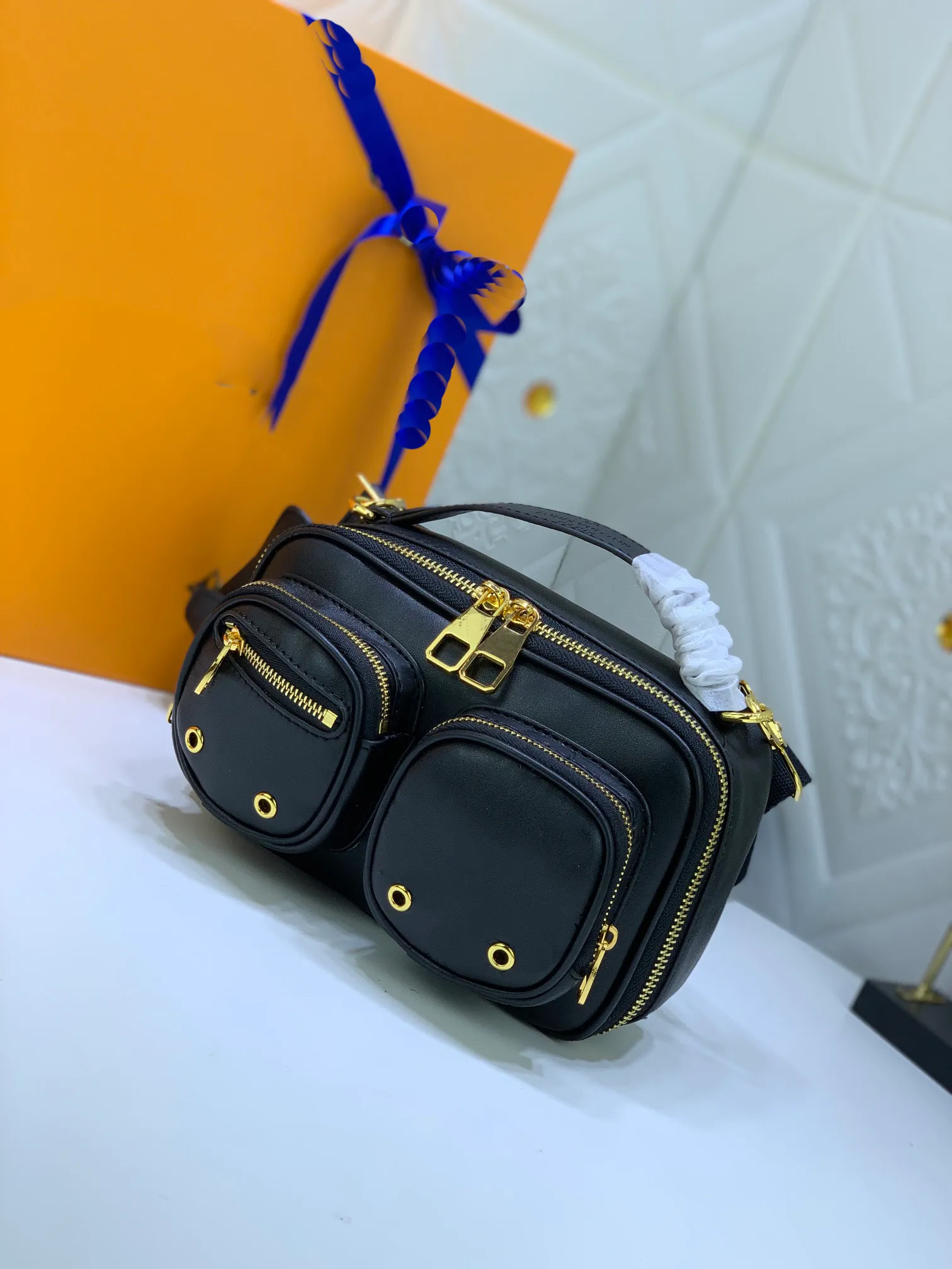 2024 Versatile Black Camera-Style Crossbody Bag-Trendy Compact Design med guld blixtlåsdetaljer, justerbar dukrem och dubbla fickor för on-the-go-stil 80450