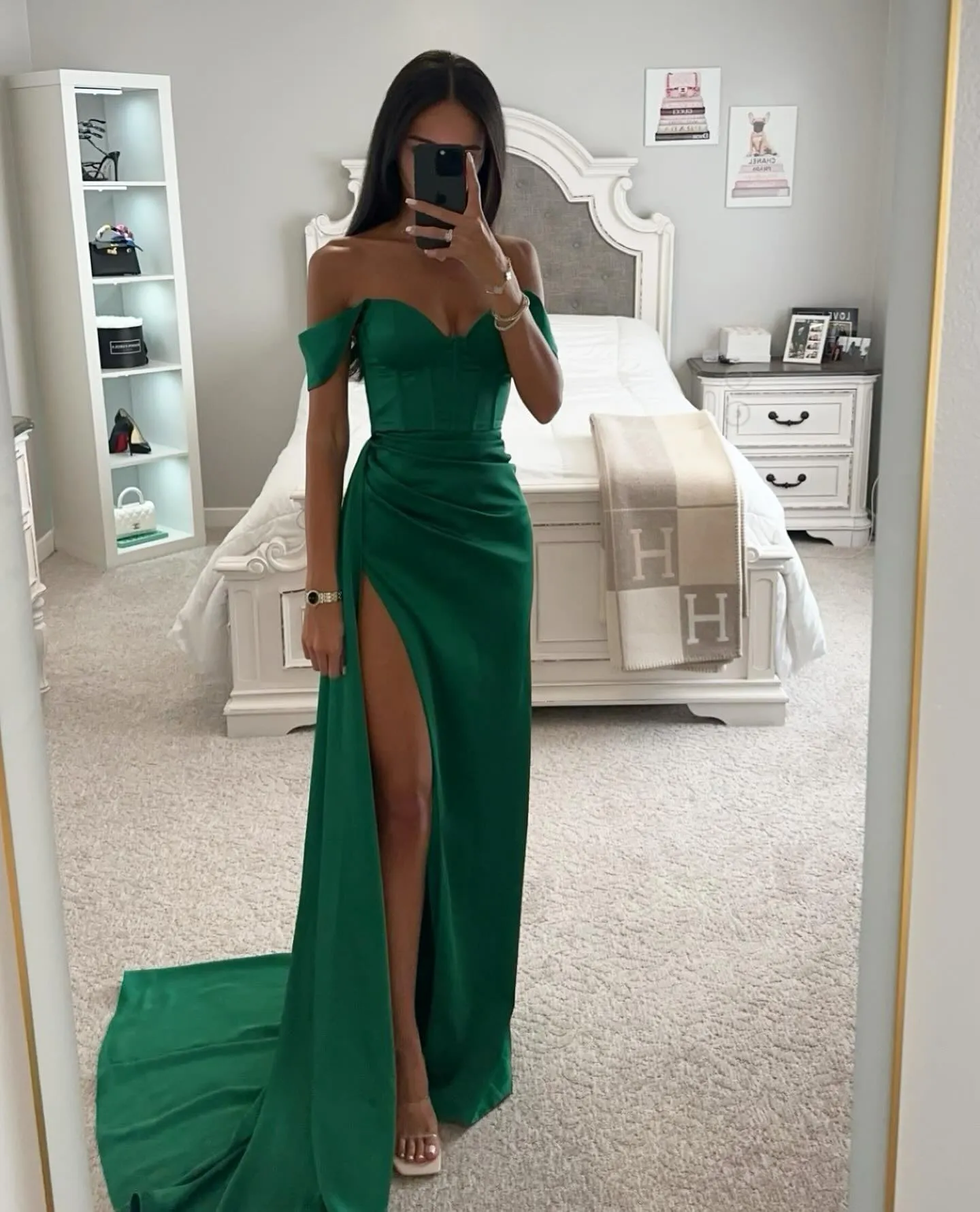 Groene off shoulder satijnen prom jurken met plooien en gesplitst voor speciale gelegenheden