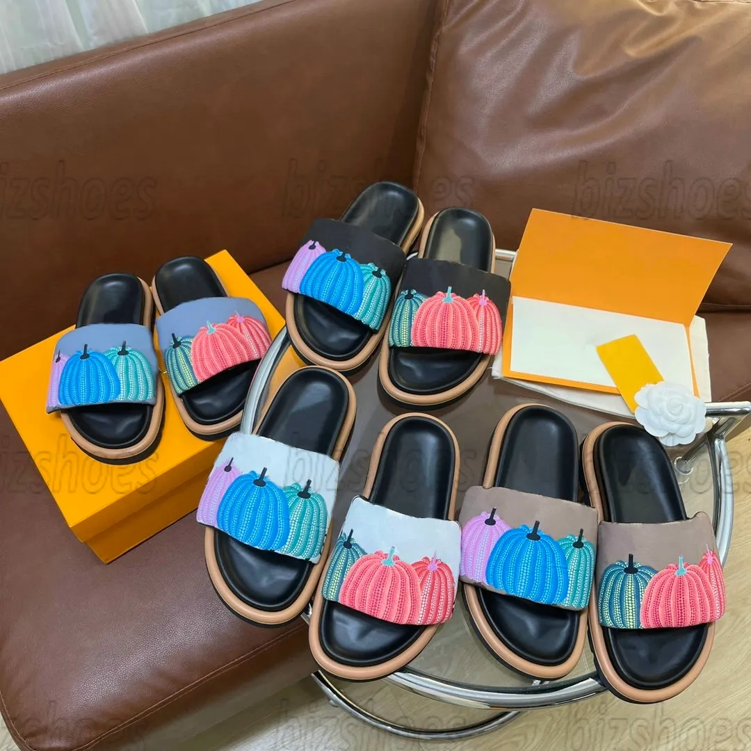 مع مربع الملون القرع بطبعة ساحة تجمع سليمة مبطنة وسادة مسطحة الراحة البغل 2023 SS Yayoi Kusama Slides Sandal Designer Men Women Slippers Size 36-42