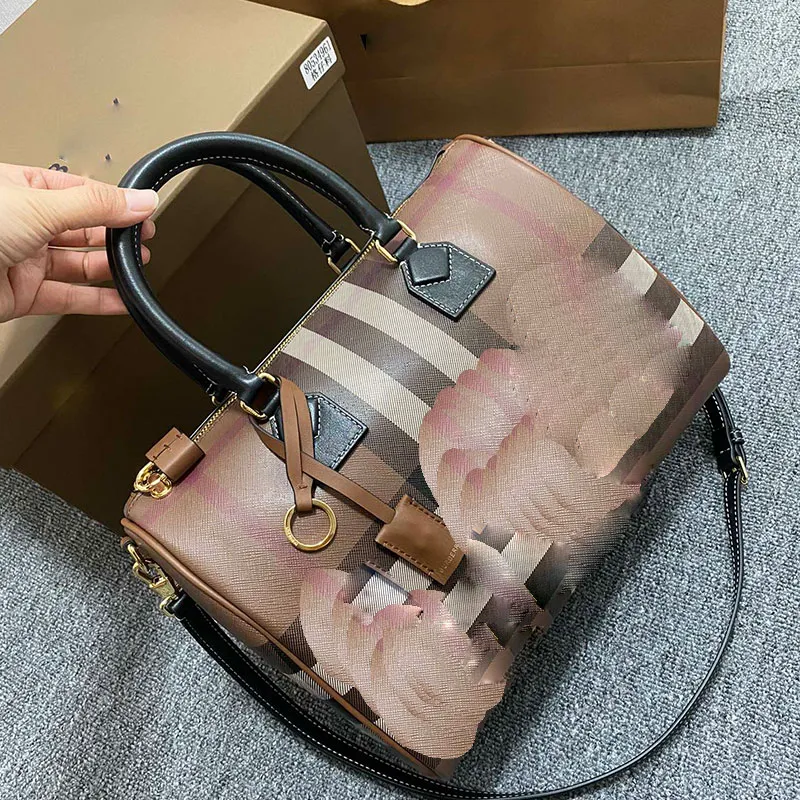 Lyxväskor Tote Designer Birch Brown kontrollerade bowlingväska axelväska 2 storlekar mode män och kvinnors sportväska internet kändis twitter crossbody väska