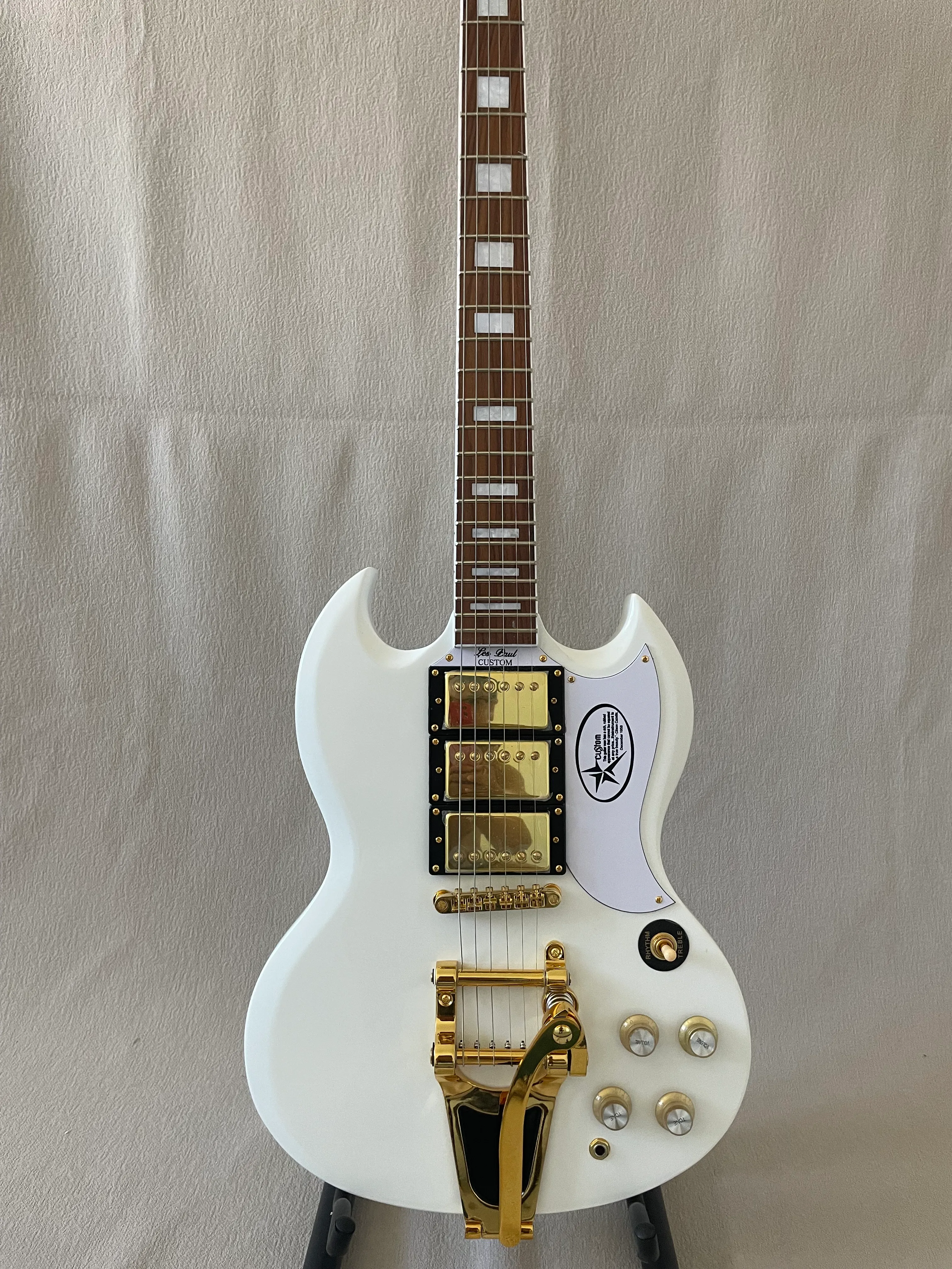 Anpassad tre pickups elektrisk gitarr med guldhårdvara tremolo -system Beige Pure White