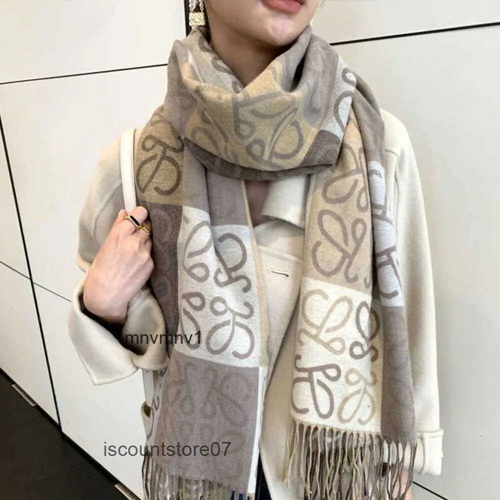 여성의 Lowewe Checkerboard Lowe Winter Loewees와 일치하는 Loeewe와 Loe Korean We Color Luo Scarf New Autumn 모방 캐시미어 다목적 금 와이어 숄 4I67