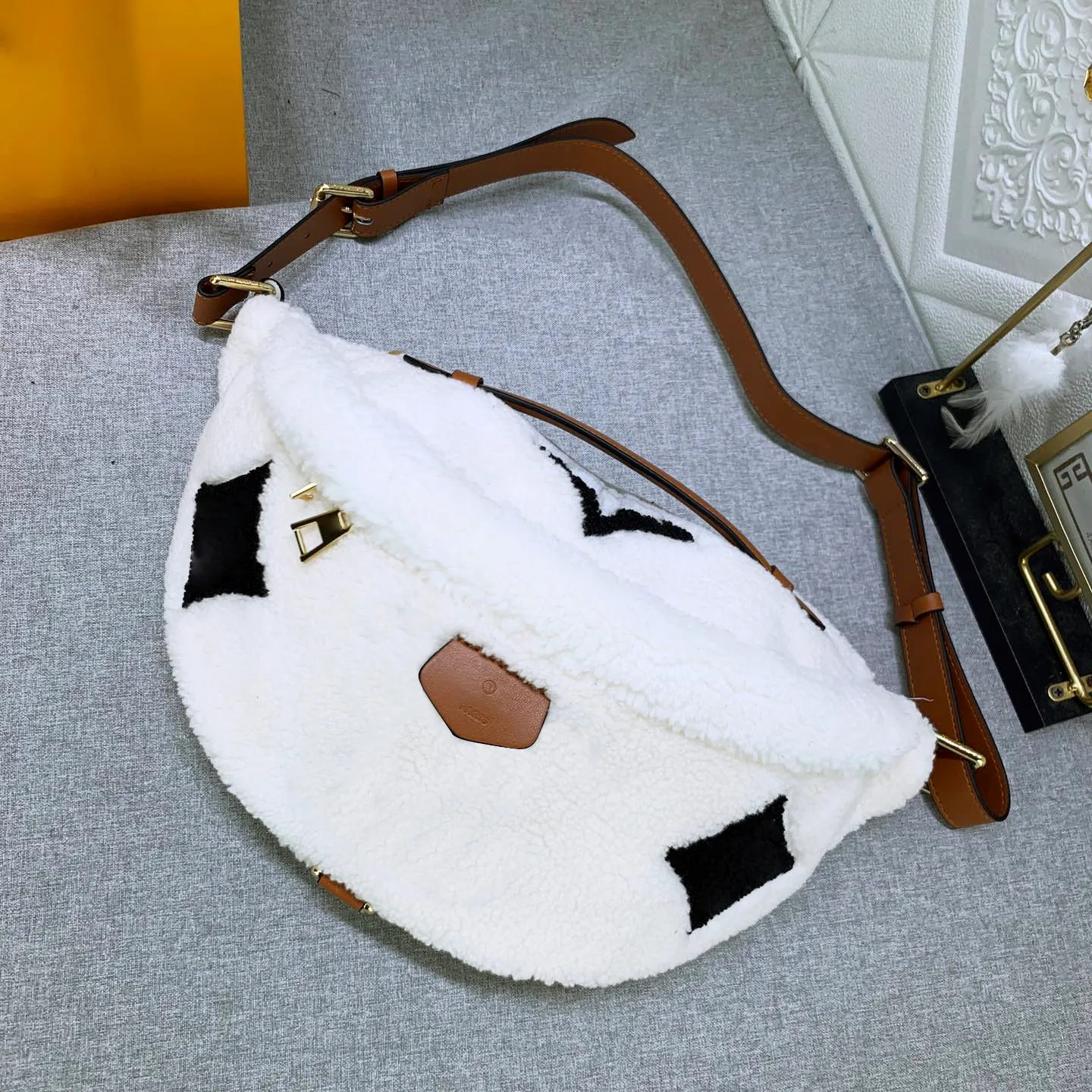 7A Women's Designer Fanny Pack Cross Body Winter Teddy luxury designer belt bag Outdoor sports phone bag Bumbag chest bag Women Furry belt bag Shoulder bag purse