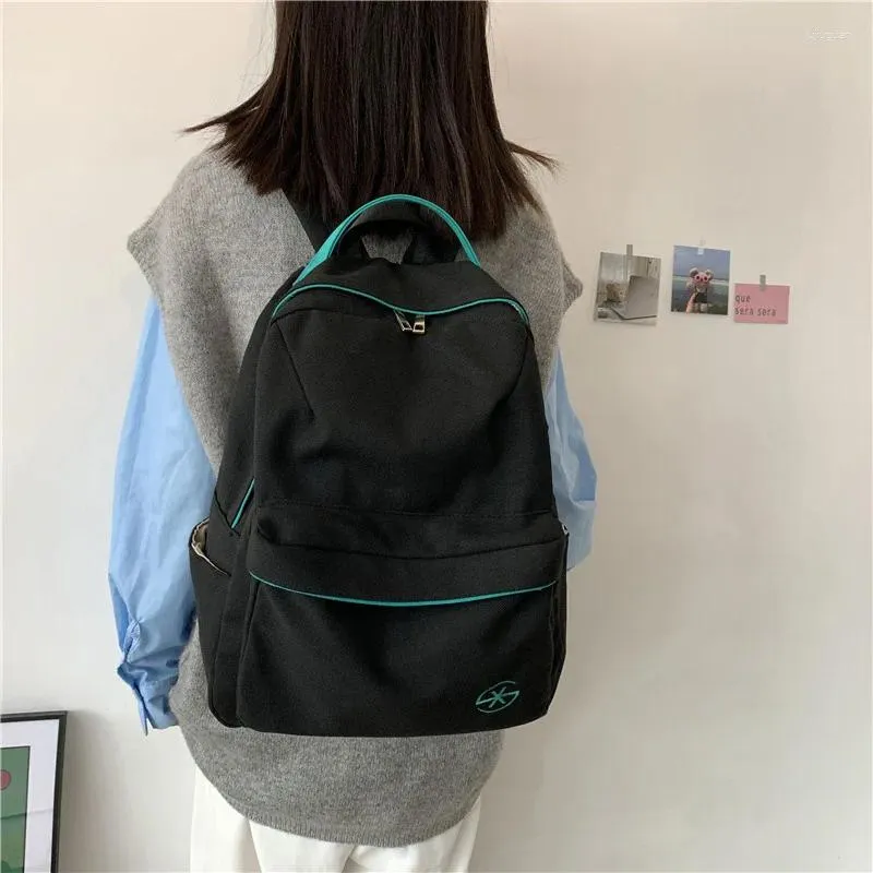 Zaino 2023 Ragazza Viaggio Nylon College Cool Donna Borse da scuola per laptop Studenti per il tempo libero Bookbag unisex di moda