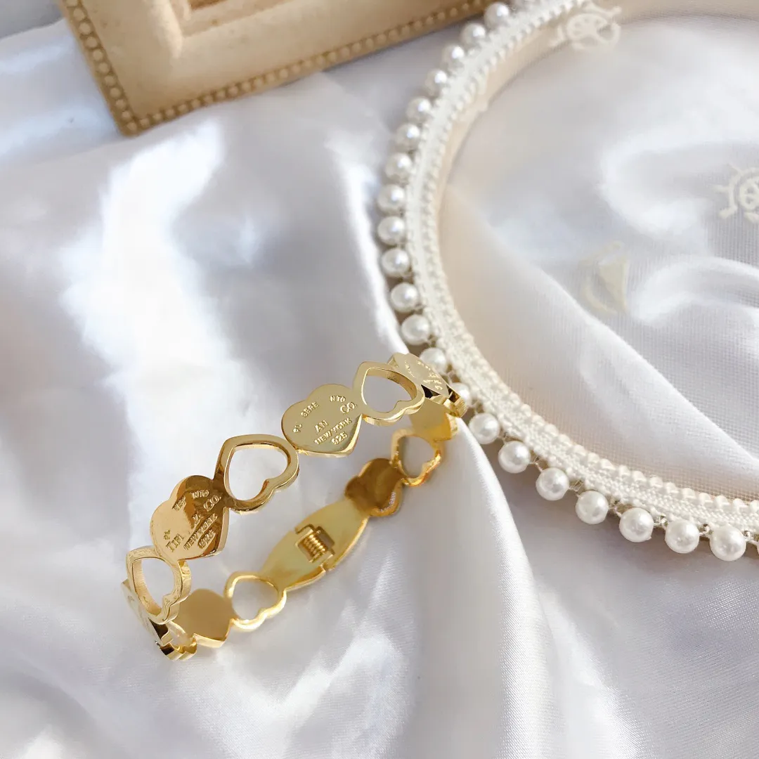 Designer Wedding Bangle Bracelet Pendant Gold Plated Heart hollow out Fashion Design Popular Emed Stamp Brand Letters_voghion.com