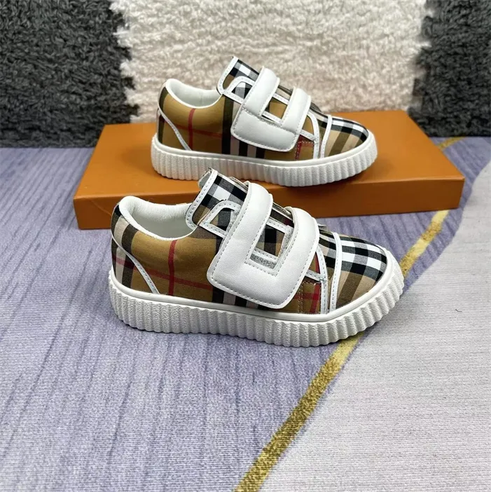 2023 Tendance d'hiver Chaussures classiques du commerce extérieur Mode Lettre décontractée Vérifiez les chaussures pour enfants à lacets plats, taille 26-35 cm q32