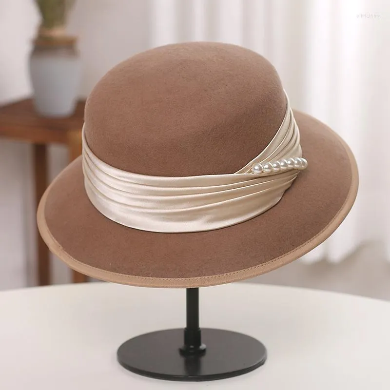 Cappelli a tesa avara Cappello da jazz in feltro di lana invernale da donna Elegante cappello Fedora piatto di perle di cristallo di lusso britannico Nastro Panama