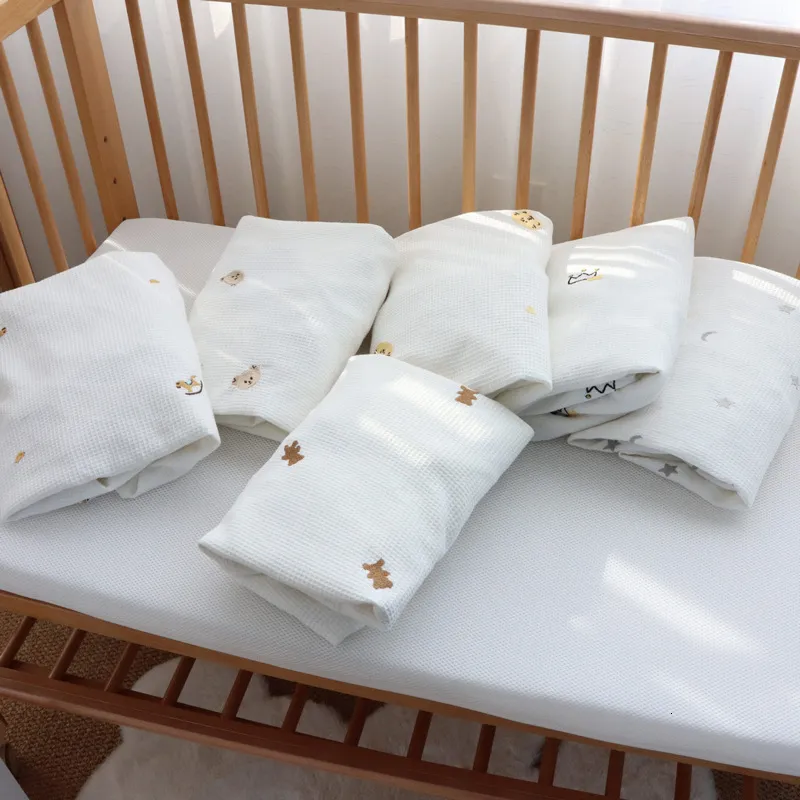 Sängkläder sätter baby barnsäng monterad ark våffla ton björn broderad för född säng s linnemadrass täckning 230407