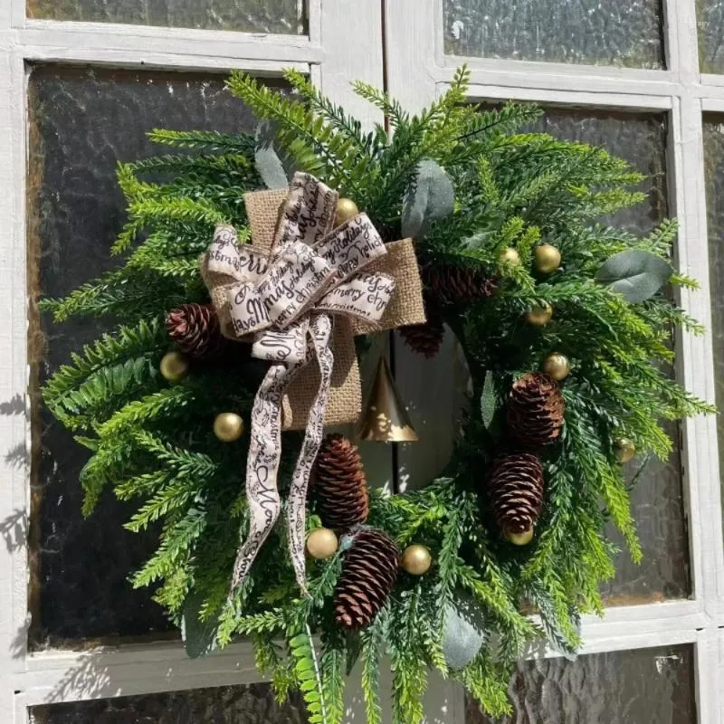 Couronne de fleurs décoratives de noël avec guirlande de fleurs de pomme de pin, décorations de joyeux guirlandes, décoration de fenêtre extérieure de l'année