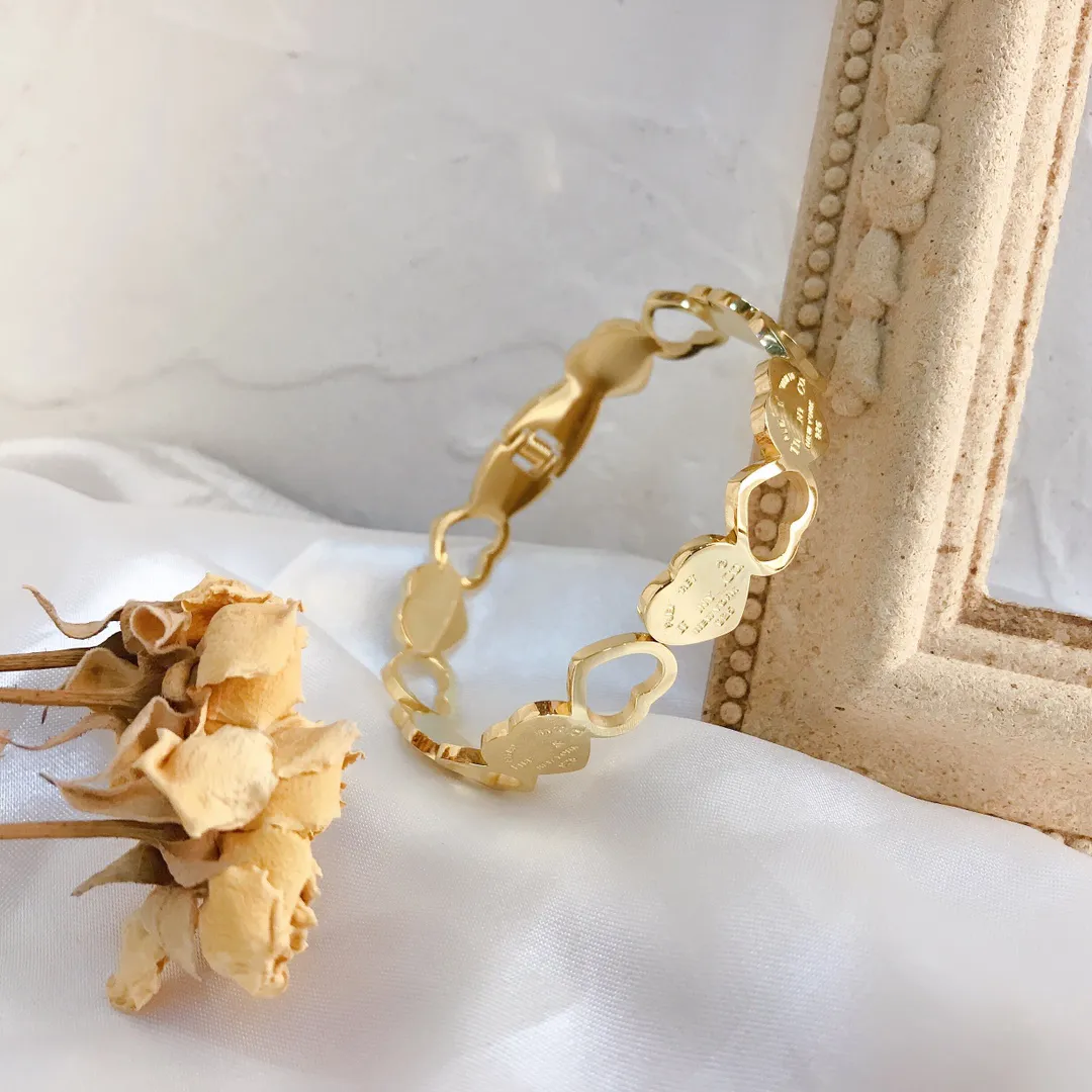 Designer Wedding Bangle Bracelet Pendant Gold Plated Heart hollow out Fashion Design Popular Emed Stamp Brand Letters_voghion.com