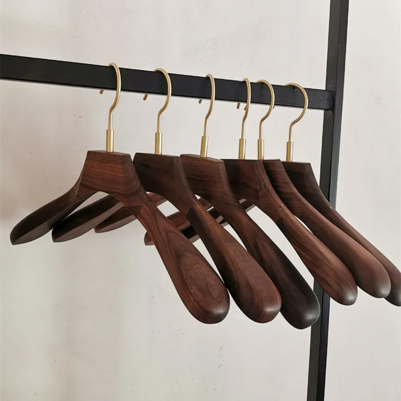 Racks De Perchas De Madera Sólida: Elegante Exhibición De Ropa De