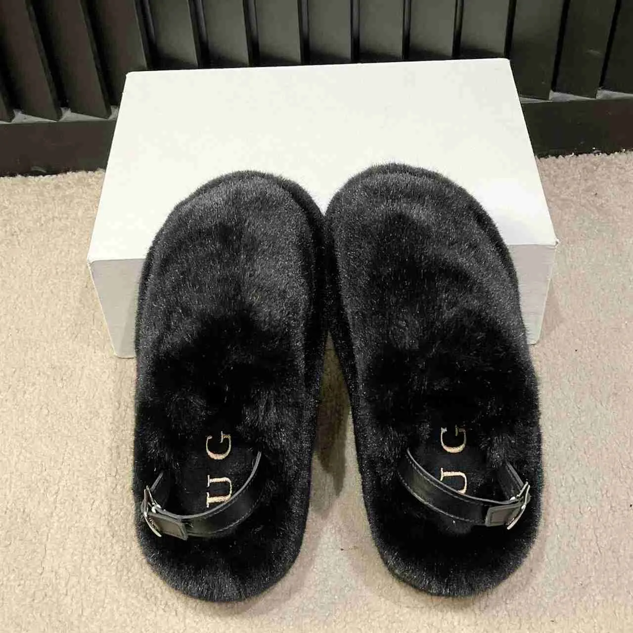 Slippers Women's Luxury Fur Warm Fluffy Slippers 2023 Winter Designer Brand Short Plush Platform Shoes Flip Flops Mules Slides Sandals J231108