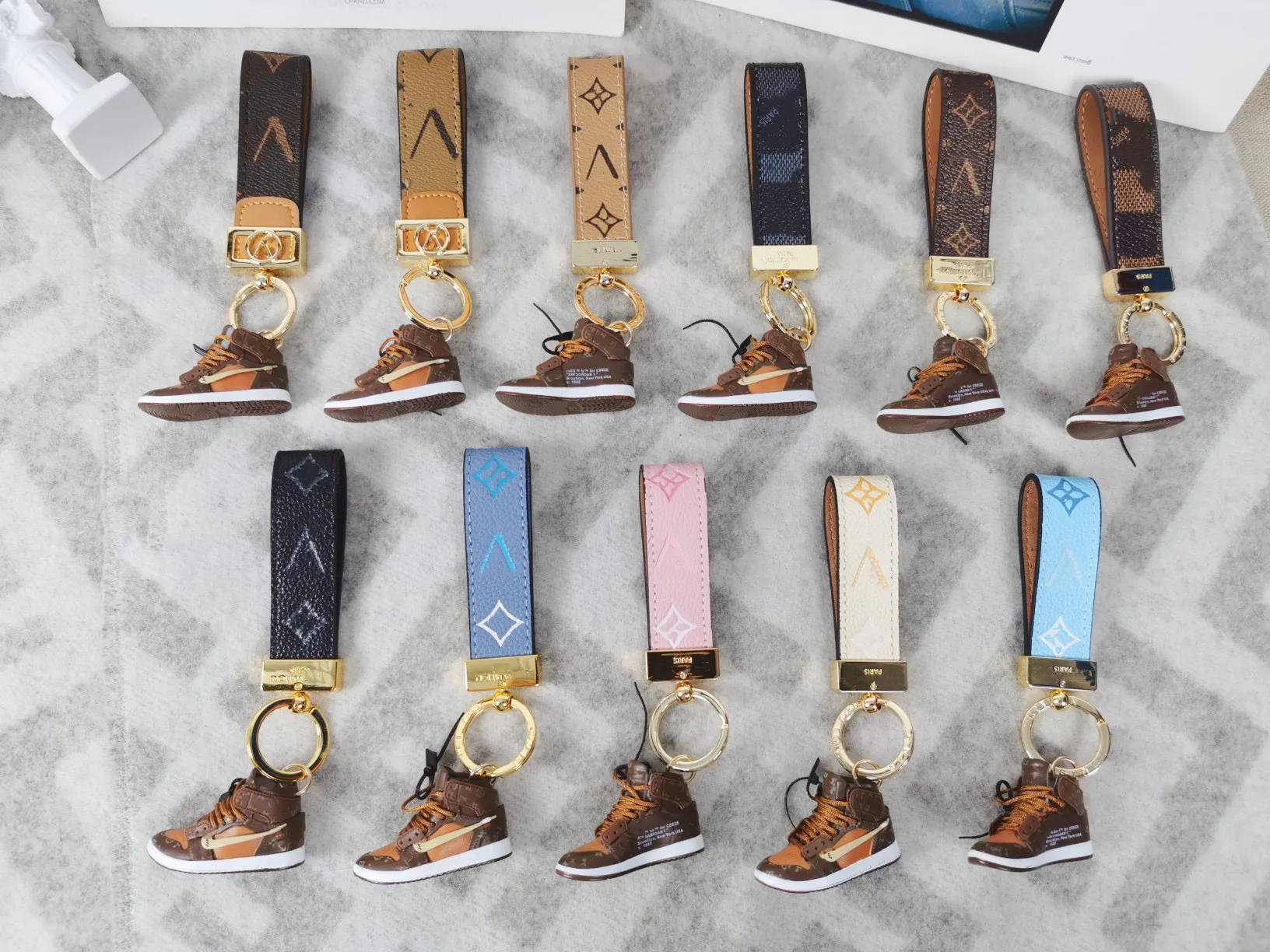 Tasarımcı Keychain Luxury Erkekler Basketbol Ayakkabıları Altın Plakalı Toka Alfabe Anahtar Kuşa Kadın Çanta Cüzdanları Anahtarlık Araç Deri Klasik Anahtar Tasarımcı