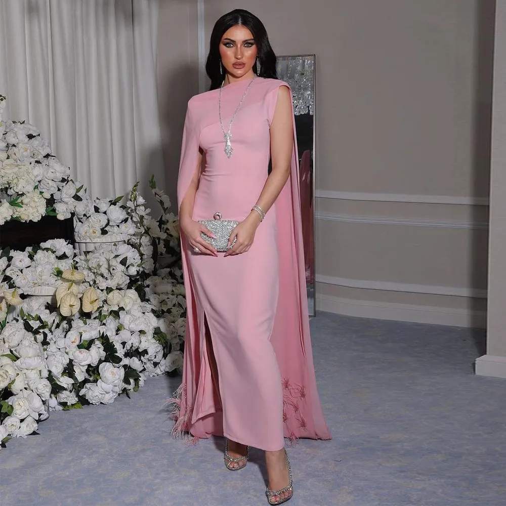 Abiti da sera tubino con mantella con piume rosa Collo gioiello senza maniche Lunghezza caviglia Abito da ballo formale Colonna con avvolgimento in chiffon Abito per occasioni speciali