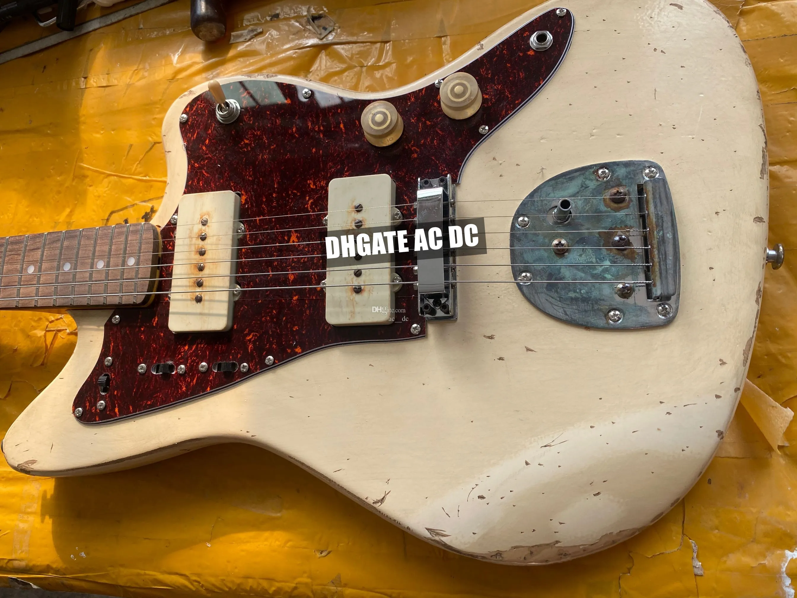 Relic '62 Jazzmaster Jaguar Vintage Krem Elektro Gitar Geniş Lollar Pikaplar, Beyaz P90 Pikaplar, Kırmızı İnci Pickguard, Çin Yüzen Tremolo Köprüsü