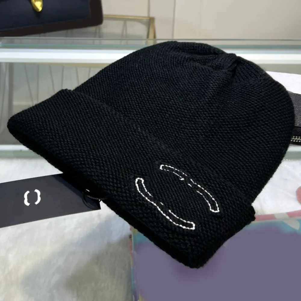 Lyxdesigner cony hår beanie skalle märke brev brett brim hatt vinter varma baseball mössor fast färg fiskare hatt mode tillbehör julklapp