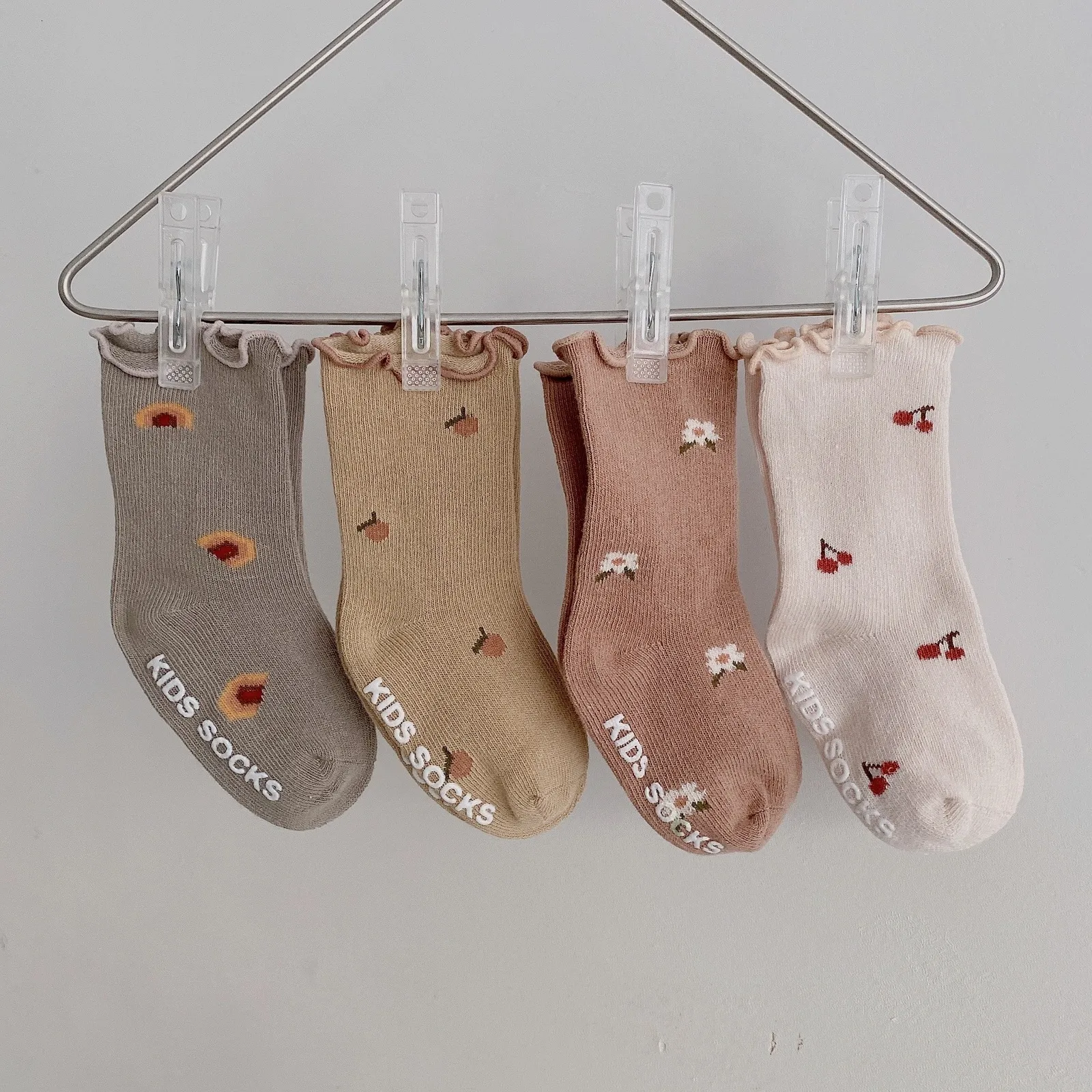 Meias infantis 4 Paris/lote PRESO ESCOLO MENINAS MENIMAS SOCAS FRONTES MOLO CULTOM BABY SOCKS PROMUTOR FLOR PROMUTOR DIA CRIANÇAS DO SLIP SLIP SLIP MECHAS PODO DE BEBÊ 230408